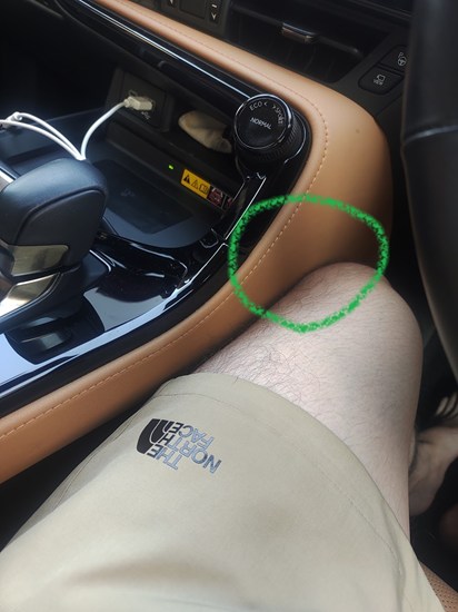 運転席で膝が内装に当たる位置